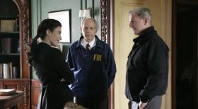 Beim SecNav zu Hause findet eine Pokerrunde mit den Leitern verschiedener Bundesbehörden statt. Agent Julia Foster-Yates (Jaime Murray, l.) koordiniert die Sicherheitsmaßnahmen an diesem Abend. Trotz aller Vorsicht stirbt auf der Veranda des Hauses ihr Kollege Tom Sherman. FBI Agent Tobias Fornell (Joe Spano, M.) und Gibbs (Mark Harmon, r.) ermitteln ... © CBS Television