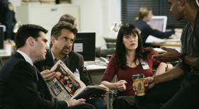 Der neune Fall, indem ein Sadist sein Opfer aufgeschlitzt und dann wurde vor dem Tod gezwungen hat, das eigene Blut wegzuwischen, beschäftigt Hotch (Thomas Gibson, l.), Rossi (Joe Mantegna, 2.v.l.), Prentiss (Paget Brewster, 2.v.r.) und Morgan (Shemar Moore, r.). Sie werden Alles tun, um dieses Schwein zu fassen ... © Touchstone Television