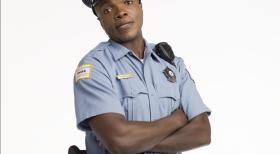 Mike & Molly - (1. Staffel) - Der Polizist Carl McMillan (Reno Wilson) hat eine Vorliebe für ungesundes Fastfood, was man ihm jedoch nicht ansieht ... © 2010 CBS Broadcasting Inc. All Rights Reserved.