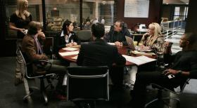 Arbeiten an einem neuen Fall: (v.l.n.r.) JJ (AJ Cook), Reid (Matthew Gray Gubler), Emily Prentiss (Paget Brewster), Hotch (Thomas Gibson), Gideon (Mandy Patinkin), Penelope Garcia (Kirsten Vangsness) und Morgan (Shemar Moore) ... © Touchstone Television