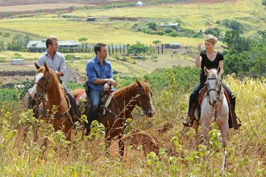 Hawaii Five-0 - Als die 15jährige Jen entführt wird, beginnt  Steve (Alex O'Loughlin, M.), Danny (Scott Caan, l.) und ihre neue Kollegin Lori Weston (Lauren German, r.) ein Wettlauf mit der Zeit ... © TM &   CBS Studios Inc. All Rights Reserved.