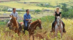 Hawaii Five-0 - Als die 15jährige Jen entführt wird, beginnt  Steve (Alex O'Loughlin, M.), Danny (Scott Caan, l.) und ihre neue Kollegin Lori Weston (Lauren German, r.) ein Wettlauf mit der Zeit ... © TM &   CBS Studios Inc. All Rights Reserved.