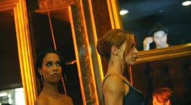 Unforgettable - Ein It-Girl wird vermisst. Carrie (Poppy Montgomery, r.) und Nina (Daya Vaidya, l.) suchen nach Hinweisen um dahinter zu kommen, was mit ihr passiert ist ... © 2011 CBS Broadcasting Inc. All Rights Reserved.