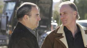 Bei den Recherchen stoßen Gideon (Mandy Patinkin, l.) und sein Team auf Frank (Keith Carradine, r.), einem Sexualsadisten, der 30 Jahre lang ohne jedes Mitgefühl Menschen entführt, gefoltert und umgebracht hat ... © Touchstone Television