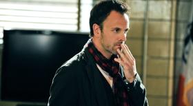 Elementary - Setzt seine analytischen Fähigkeiten ein, um einen Mordfall aufzuklären: Sherlock Holmes (Johnny Lee Miller) ... © CBS Television