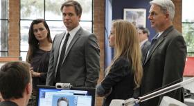 Bekommen den Auftrag, den sogenannten Hafenmörder zu überführen: McGee (Sean Murray, l.), Ziva (Cote de Pablo, 2.v.l.), Tony (Michael Weatherly, M.), Special Agent E.J. Barrett (Sarah Jane Morris, 2.v.r.) und Gibbs (Mark Harmon, r.) ... © CBS Television