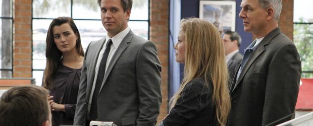 Bekommen den Auftrag, den sogenannten Hafenmörder zu überführen: McGee (Sean Murray, l.), Ziva (Cote de Pablo, 2.v.l.), Tony (Michael Weatherly, M.), Special Agent E.J. Barrett (Sarah Jane Morris, 2.v.r.) und Gibbs (Mark Harmon, r.) ... © CBS Television Bekommen den Auftrag, den sogenannten Hafenmörder zu überführen: McGee (Sean Murray, l.), Ziva (Cote de Pablo, 2.v.l.), Tony (Michael Weatherly, M.), Special Agent E.J. Barrett (Sarah Jane Morris, 2.v.r.) und Gibbs (Mark Harmon, r.) ... © CBS Television