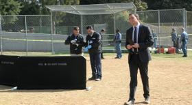 The Mentalist - Als ein beliebter Englischlehrer tot aufgefunden wird, beginnt Wayne (Owain Yeoman, r.) mit den Ermittlungen am Tatort ... © Warner Bros. Television
