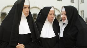 Weibsbilder - Die Glaubensschwestern (Judith Döker, l.: Sabine Menne, M.; Mackie Heilmann, r.) verstoßen gegen so manches Gebot ... © Frank Hempel Sat.1