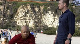Das Haus eines Drogendealers wird überfallen und eine Menge Geld wird gestohlen. Zwei Tote bleiben zurück. Special Agent Callen (Chris O'Donnell, r.) und Special Agent Sam Hanna (LL CooL J, l.) nehmen die Ermittlungen auf ... © CBS Studios Inc. All Rights Reserved.