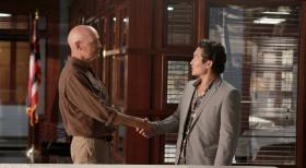 Hawaii Five-0 - Mit Commander Joe Whites (Terry O'Quinn, l.) Hilfe, wollen Danny und Chin (Daniel Dae Kim, r.) Steves Unschuld beweisen. Doch wird es ihnen gelingen? © TM &   CBS Studios Inc. All Rights Reserved.