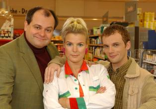 "DIE DREISTEN DREI" - v.l.n.r.: Markus Majowski, Mirja Boes, Ralf Schmitz - das sind die Bewohner Deutschlands berühmtester Comedy-WG. © Sat.1