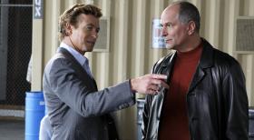 Die stellvertretende Bezirksstaatsanwältin im Sacramento, Kelly Flower, wird erschossen in ihrer Wohnung aufgefunden. Patrick (Simon Baker, l.) und sein Team ermittelt. Doch hat Hank (John Kapelos, r.) etwas mit dem Mord zu tun? © Warner Bros. Television