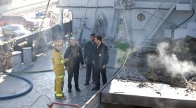 Navy CIS - Ein Brand in einem Lagerhaus bringt vermisste Navy Dokumente zutage, die eine potentielle Bedrohung für die nationale Sicherheit sind. Die Ermittlungen laufen auf Hochtouren: James Marsh (James Hanlon, l.), Gibbs (Mark Harmon, 2.v.l.), Jason King (Gaius Charles, 2.v.r.) und Tony (Michael Weatherly, r.) ... © 2012 CBS Broadcasting Inc. All Rights Reserved.