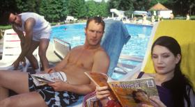 Es gibt doch nichts Schöneres als einen freien Tag am Pool! Aber wenn man eigentlich auf der Arbeit sein sollte, kann das ganz schön in die Hose gehen! (Thomas M. Held, l., Hanno Friedrich, M., Emily Wood, r.) © Sat.1