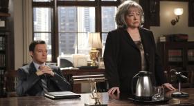 Harry's Law - Ein neuer Fall beschäftigt Harriet (Kathy Bates, r.) und Adam (Nathan Corddry, l.) ... © Warner Bros. Television