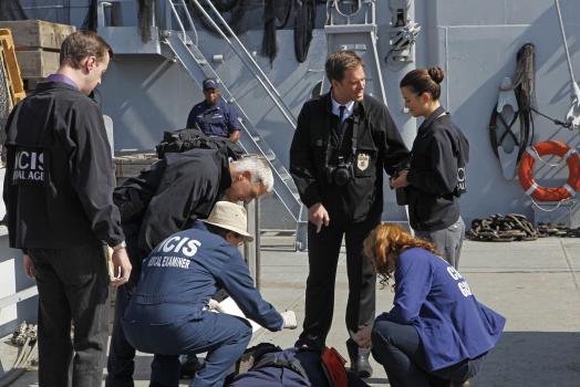 Navy CIS - Bei den Ermittlungen in einem neuen Fall: McGee (Sean Murray, l.), Gibbs (Mark Harmon, 2.v.l.), Ducky (David McCallum, 3.v.l.), Tony (Michael Weatherly, 3.v.r.), Abigail Borin (Diane Lane, 2.v.r.) und Ziva (Cote de Pablo, r.) ... © CBS Television