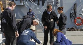 Navy CIS - Bei den Ermittlungen in einem neuen Fall: McGee (Sean Murray, l.), Gibbs (Mark Harmon, 2.v.l.), Ducky (David McCallum, 3.v.l.), Tony (Michael Weatherly, 3.v.r.), Abigail Borin (Diane Lane, 2.v.r.) und Ziva (Cote de Pablo, r.) ... © CBS Television