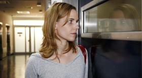 Klinik am Alex - Luisa (Jana Voosen) sehnt sich danach, ihre Zwillingsschwester Anna endlich wieder in die Arme zu schließen ... © Mosch Sat.1