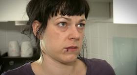 Schicksale - und plötzlich ist alles anders - Anne Lauer ist auf den ersten Blick eine glückliche Hausfrau und Mutter einer Tochter. Doch in ihren vier Wänden durchlebt die Ehefrau die Hölle: Wenn ihr Mann Jens von der Arbeit nach Hause kommt, wird er zum Monster ... © SAT.1