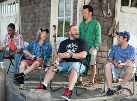 Kindsköpfe - Treffen sich nach vielen Jahren wieder, um ihren ehemaligen Basketballtrainer zu beerdigen: (v.l.n.r.) Kurt McKenzie (Chris Rock), Marcus Higgins (David Spade), Eric Lamonsoff (Kevin James), Rob Hilliard (Rob Schneider) und Lenny Feder (Adam Sandler) ... © 2010 Columbia Pictures Industries, Inc. and Beverly Blvd LLC. All Rights Reserved.