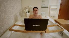 Pastewka - Um sich nicht bei Anne anzustecken, die an einem Magen-Darm-Virus leidet, zieht Hypochonder Bastian (Bastian Pastewka) in ein Hotel ... © SAT.1