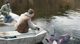 Criminal Minds - Zwei Angler (Peter Cilella, l. und Aaron Wilton, M.) haben vor Monaten die Leiche von Gail (Helena Barreet, r.) im Onondaga-See gefunden. Hat der neue Fall an dem das BAU-Team gerade ermittelt, etwas damit zu tun? © ABC Studios