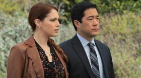 The Mentalist - Bei den Ermittlungen: Grace (Amanda Righetti, l.) und Kimball (Tim Kang, r.) ... © Warner Bros. Television