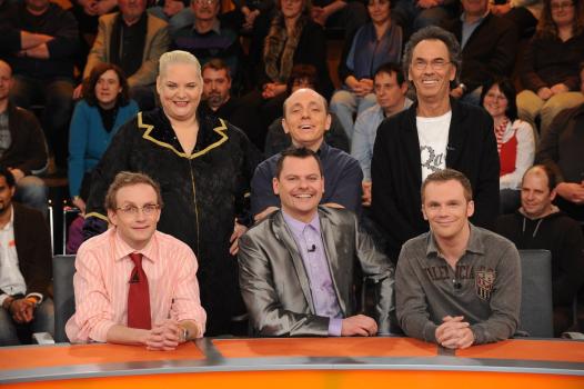 Heute bei "Genial daneben": Wigald Boning, Hella von Sinnen, Bernhard Hoëcker, Ingo Appelt, Hugo Egon Balder, Ralf Schmitz (v.l.n.r.) © Sat.1