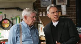 Bei den Ermittlungen in seiner Heimat trifft Gibbs (Mark Harmon, r.) auf seine Vater (Ralph Waite, l.), mit dem er lange keinen Kontakt mehr hatte ... © CBS Television Bei den Ermittlungen in seiner Heimat trifft Gibbs (Mark Harmon, r.) auf seine Vater (Ralph Waite, l.), mit dem er lange keinen Kontakt mehr hatte ... © CBS Television