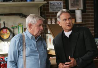 Bei den  Ermittlungen in seiner Heimat trifft Gibbs (Mark Harmon, r.) auf seine Vater (Ralph Waite, l.), mit dem er lange keinen Kontakt mehr hatte ... © CBS Television