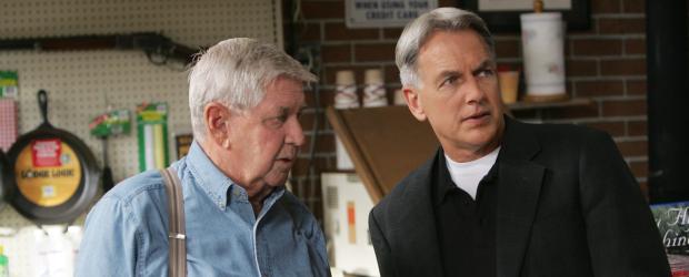 Bei den  Ermittlungen in seiner Heimat trifft Gibbs (Mark Harmon, r.) auf seine Vater (Ralph Waite, l.), mit dem er lange keinen Kontakt mehr hatte ... © CBS Television