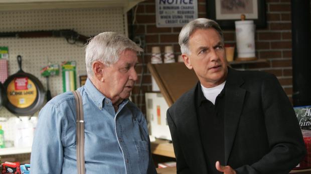 CBS Television Bei den Ermittlungen in seiner Heimat trifft Gibbs (Mark Harmon, r.) auf sei...