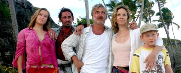 Die Pirateninsel - Familie über Bord - Aus dem geplanten Luxusurlaub einer vierköpfigen Familie aus Bremen (Vijessna Ferkic, l.; Christoph M. Ohrt, M.; Ann-Kathrin Kramer, 2.v.r. und Sebastian Husak, r.) wird ein Abenteuerurlaub sondergleichen. Das liegt nicht zuletzt an Captain Flynn (Max Tidof, 2.v.l.), einem Abenteurer, der sich auf seinem Schiff und den Weltmeeren am wohlsten fühlt. © Walter Bailey Sat.1