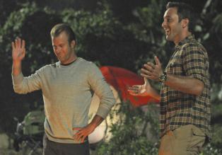 Hawaii Five-0 - Ein Campingausflug der Aloha Girls gerät für Steve (Alex O'Loughlin, r.) und Danny (Scott Caan, l.) zu einem Höllentrip ... © 2012 CBS Broadcasting, Inc. All Rights Reserved.