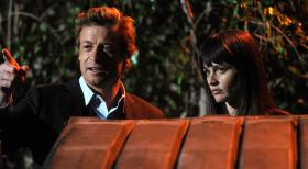 Der Fondsmanager Timothy Hartley wird 200 Kilometer von zu Hause entfernt auf einer Wiese erschossen und mit durchschnittener Kehle aufgefunden. Patrick (Simon Baker, l.) und Teresa (Robin Tunney, r.) beginnen sofort mit den Ermittlungen ... © Warner Bros. Television