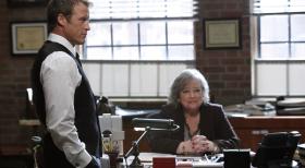 Harry's Law - Der Fall um Eric Sanders beschäftigt Harry (Kathy Bates, r.) und Oliver (Mark Valley, l.) ... © Warner Bros. Television