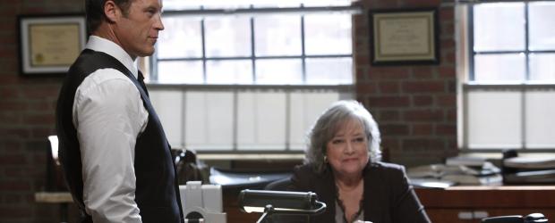 Harry's Law - Der Fall um Eric Sanders beschäftigt Harry (Kathy Bates, r.) und Oliver (Mark Valley, l.) ... © Warner Bros. Television Harry's Law - Der Fall um Eric Sanders beschäftigt Harry (Kathy Bates, r.) und Oliver (Mark Valley, l.) ... © Warner Bros. Television