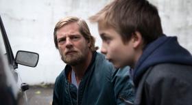 Der letzte Bulle - Ahnt, dass der kleine Lukas (Miguel Wansing Lorrio, r.) den Mord beobachtet hat: Mick (Henning Baum, l.) ... © Martin Rottenkolber SAT. 1