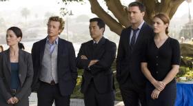 Müssen den Mord an dem reichen Investmentbanker Jason Sands aufklären: Teresa Lisbon (Robin Tunney, l.), Patrick Jane (Simon Baker, 2.v.l.), Kimball Cho (Tim Kang, M.), Wayne Rigsby (Owain Yeoman, 2.v.r.) und Grace Van Pelt (Amanda Righetti, r.) ... © Warner Bros. Television