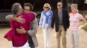 Meine Frau, ihre Schwiegereltern und ich - Pam (Teri Polo, r.) und Greg (Ben Stiller, 2.v.l.) machen sich zusammen mit Pams Eltern (Robert De Niro, 2.v.r., Blythe Danner, 3.v.r.) auf den Weg nach Miami, um Gregs Eltern (Dustin Hoffman, l.) kennenzulernen. Keine besonders gute Idee ... © DreamWorks SKG