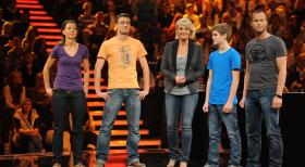 Die perfekte Minute - "Die perfekte Minute": Ulla Kock am Brink (M.) mit ihren Kandidaten Carmen (l.) und Kay Höfflin (2.v.l.) und Moritz (2.v.r.) und Karl-Heinz Frey (r.) ... © Frank Hempel SAT.1