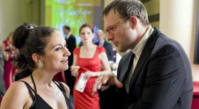 Sechserpack - Wie soll einer das verstehen? Modernes Theater - meist doch sehr abgedreht und fern jeder Realität. Aber so ein Theaterkritiker hat garantiert den Durchblick und kann einem bestimmt einige Fragen beantworten. Natürlich kann er das, aber hat er es denn auch selbst richtig verstanden? v.l.n.r. Shirin Soraya, Emily Wood (hinten), Hanno Friedrich © Guido Engels Sat.1