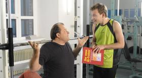 Markus (l.) kommt ins Fitness-Studio, um seine Muskeln zu stählen, muss dort aber schmerzlich erfahren, dass sein Gehirnmuskel der am wenigsten trainierte ist ... © sat.1