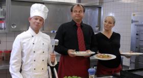 Sternekoch Mathias (Mathias Schlung, l.) stand früher bei "Gerti's Schnitzelpfanne" in der Küche. Selbst ein Hummer muss zum Erstaunen von Markus (Markus Majowski, M.) und Janine (Janine Kunze, r.) vorm Kochen kräftig flachgeklopft werden! © Sat.1