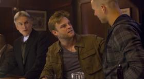 Navy CIS - Gibbs (Mark Harmon, l.) arbeitet weiterhin mit Kapitän Wescott (Brad Beyer, M.) und hilft ihm, seine Vergangenheit zu rekonstruieren, um dem NCIS-Team bei der Suche nach einem Terroristen behilflich zu sein ... © CBS Television