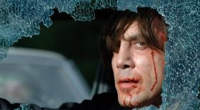No Country for Old Men - Ein Teufel in Menschengestalt: Anton Chigurh (Javier Bardem), der noch dazu unsterblich zu sein scheint ... © 2008 by PARAMOUNT VANTAGE, a Division of PARAMOUNT PICTURES, and MIRAMAX FILM CORP. All Rights Reserved.