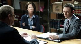 Harry's Law - Ein Scheidungsfall, der gar nicht so einfach ist: Adam (Nathan Corddry, r.), Neville Johnson (Peter Mackenzie, l.) und Lynette (Ann Cusack, M.) ... © Warner Bros. Television