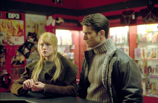 8 MM 2 - Nach einer Menage a trois werden David (Johnathon Schaech, r.) und Tish (Lori Heuring, l.) von einem Unbekannten erpresst. Um den Blutsauger auszuschalten, begeben sie sich in die Rotlicht- und Pornoszene von Budapest - und geraten prompt in Lebensgefahr ... © 2005 Sony Pictures Home Entertainment Inc. All Rights Reserved.