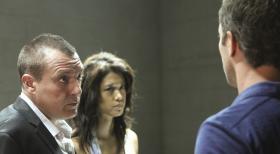 Hawaii Five-0 - Kono (Grace Park, M.) scheint mit Gangsterboss Delano unter einer Decke zu stecken. Doch nach und nach stellt sich heraus, dass Kono von Fryer (Tom Sizemore, l.) zu einem Undercover-Einsatz überredet wurde, was Steve (Alex O'Loughlin, r.) wütend macht ... © TM &   CBS Studios Inc. All Rights Reserved.